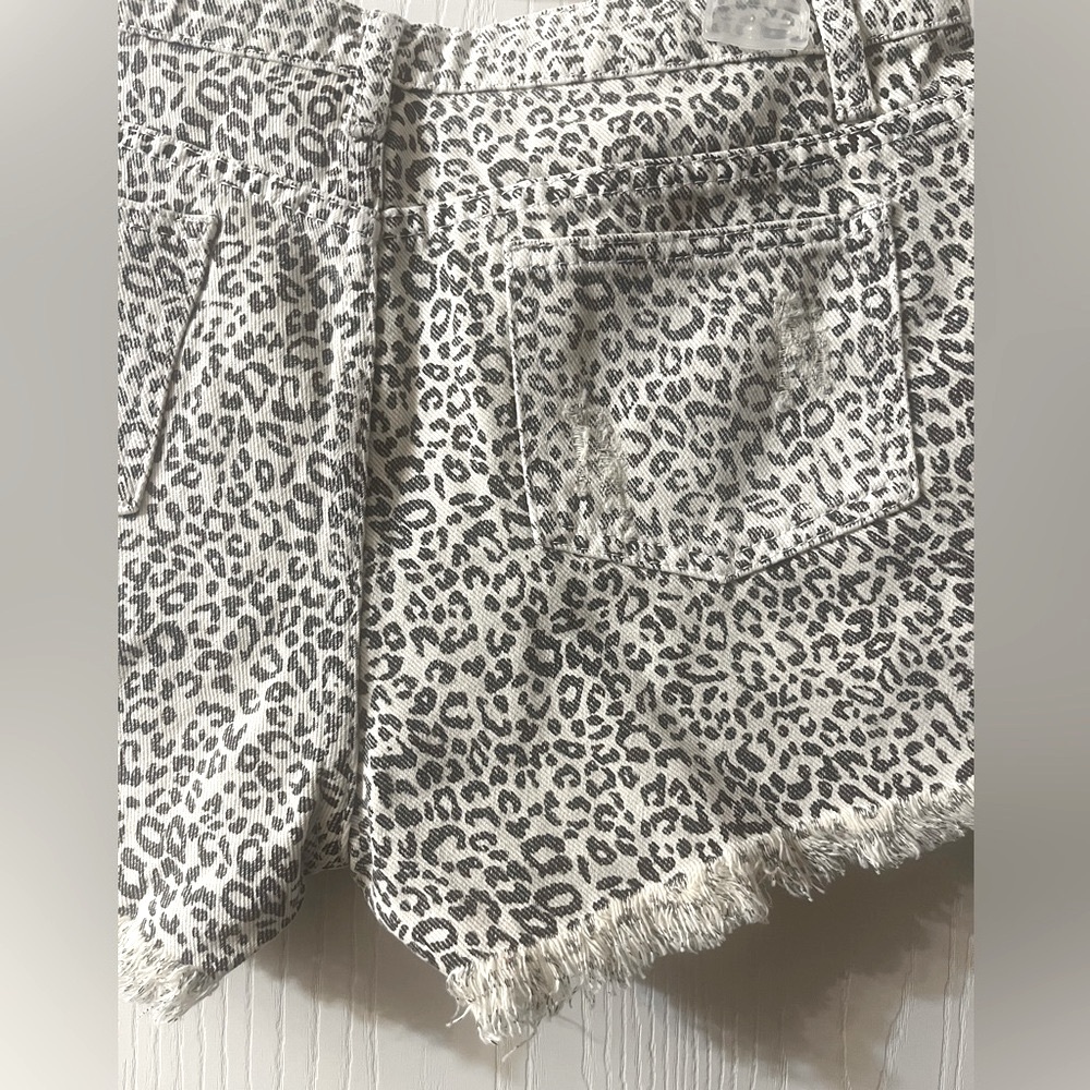 🛍️NWOT POL Women's Leopard Print Distressed Jean Shorts - Black and White - Picture 4 of 4